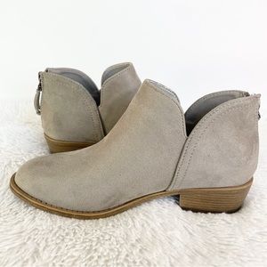 Fall NWT 7.5 NWT Journee Collection  grey , faux suede heel booties
